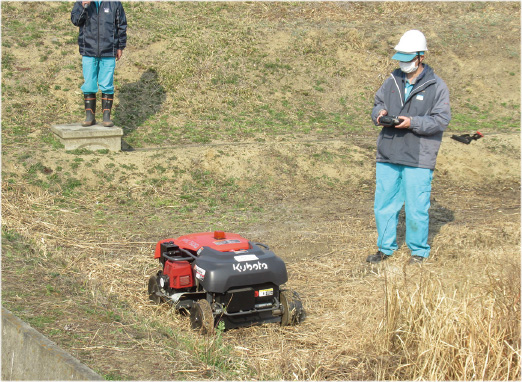 ラジコン操作による無人草刈りロボット。